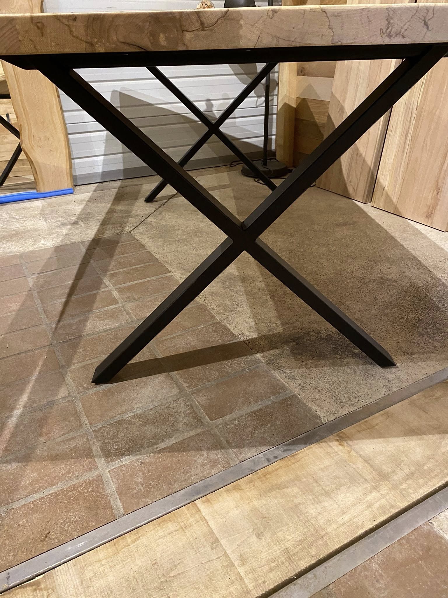 Table en bois collée avec bords naturels en chêne flammé