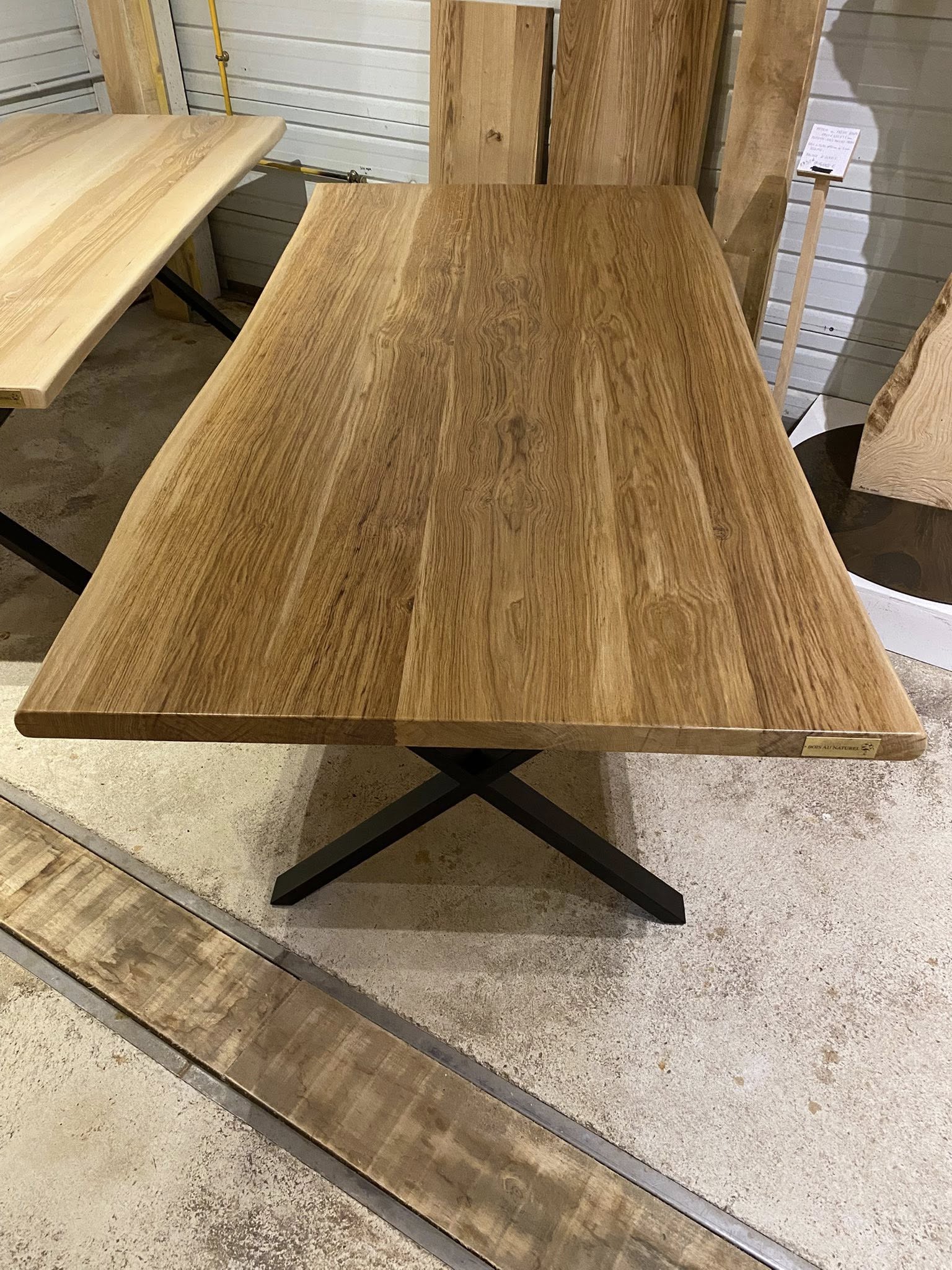 Table en bois collée avec bords naturels en chêne flammé