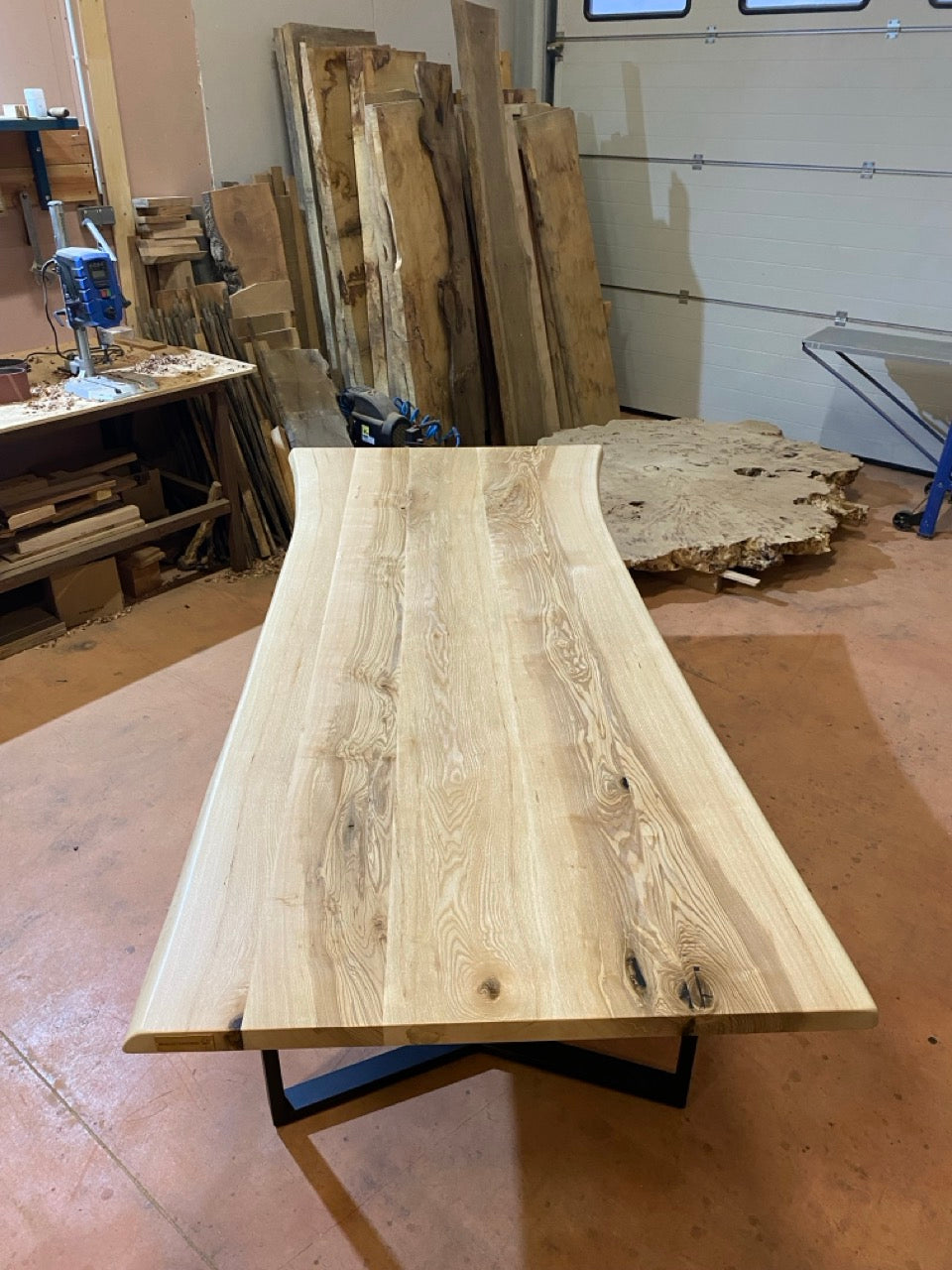 Table bois en frêne olivier avec bords naturels