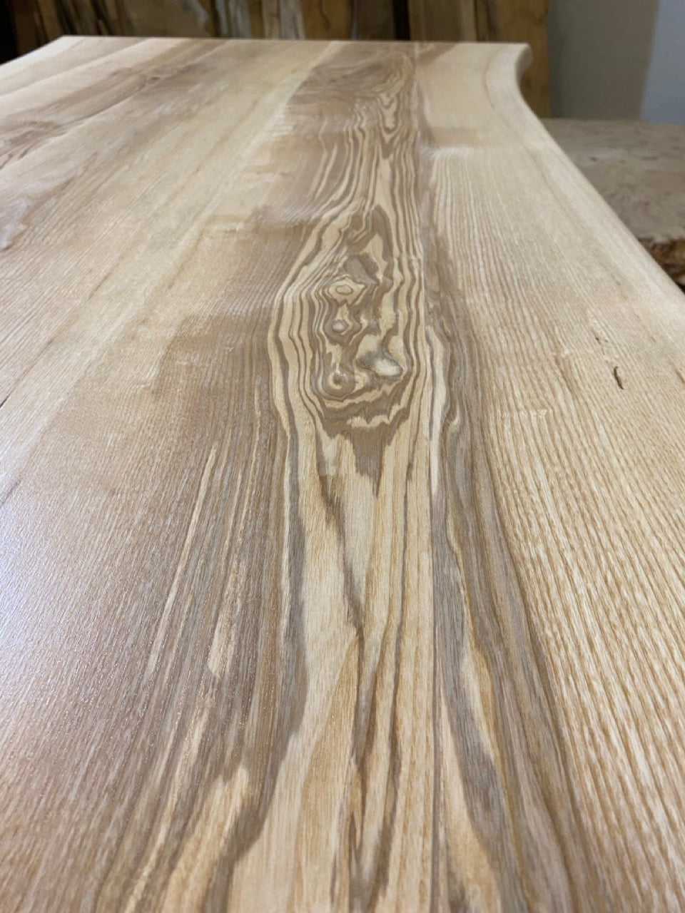 Table bois en frêne olivier avec bords naturels