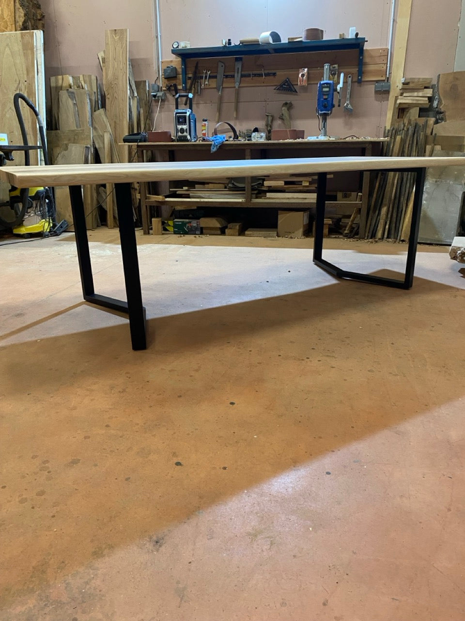 Table bois en frêne olivier avec bords naturels