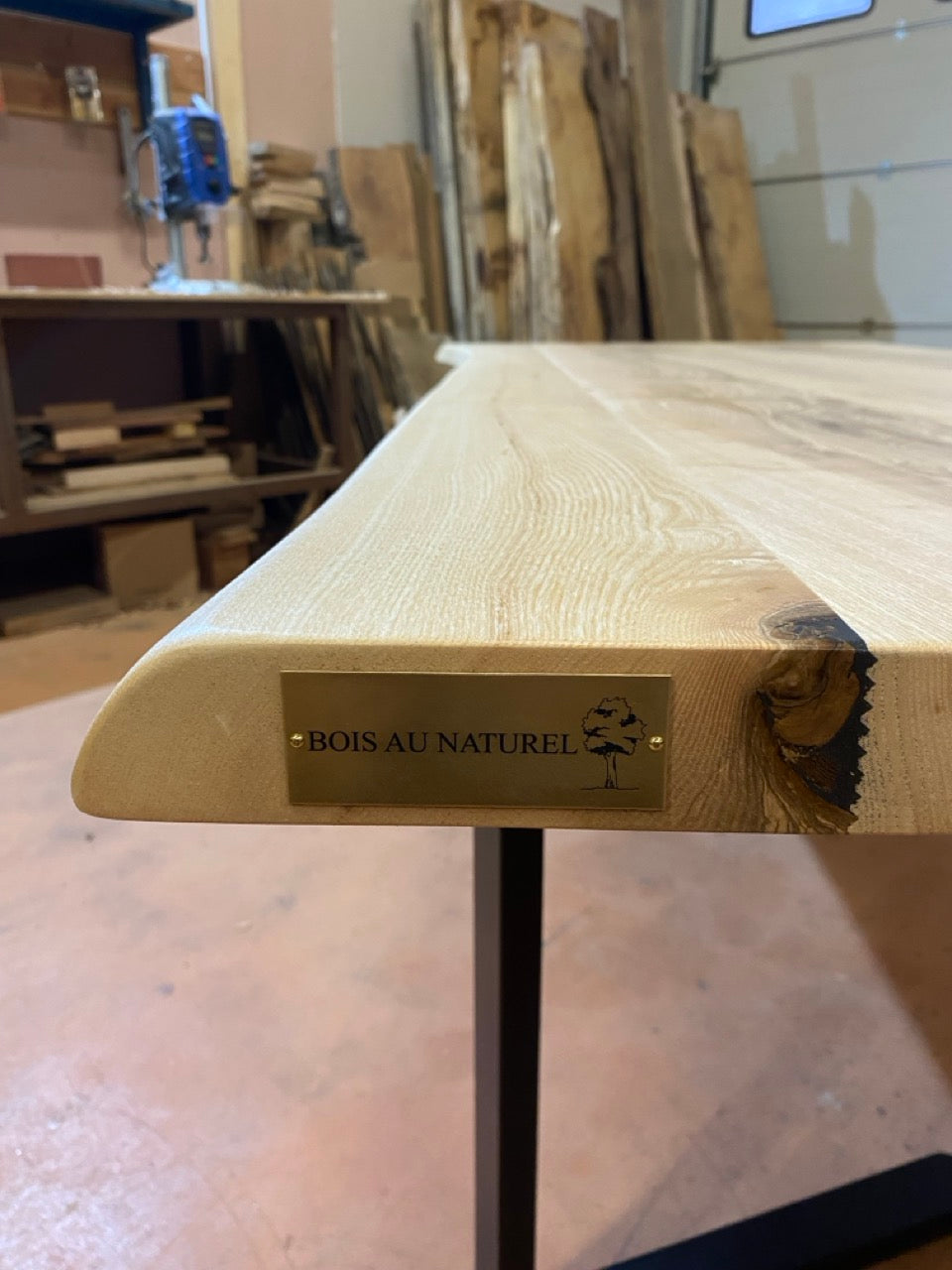 Table bois en frêne olivier avec bords naturels