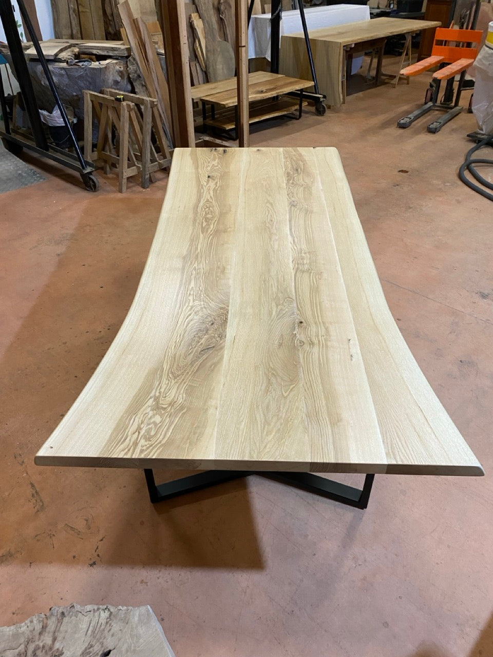 Table bois en frêne olivier avec bords naturels