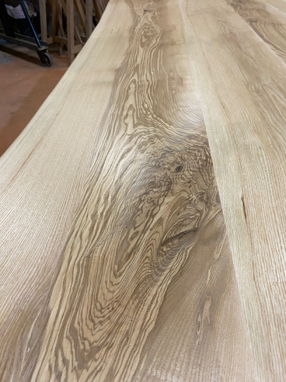 Table bois en frêne olivier avec bords naturels