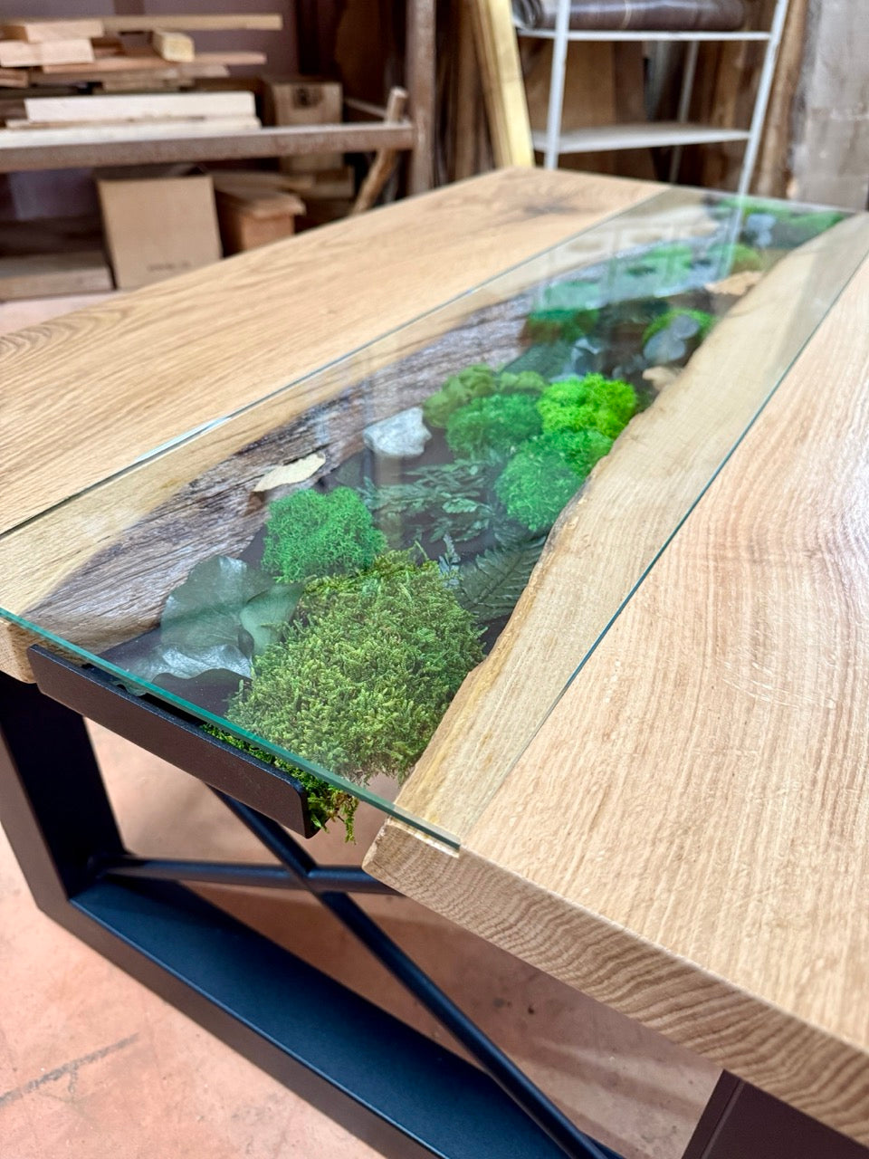 Table basse en bois de chêne et végétaux stabilisés