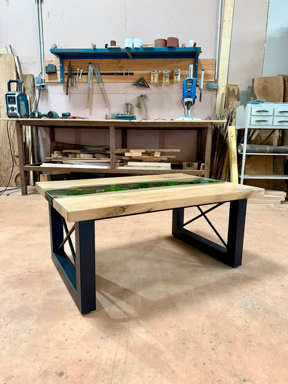 Table basse en bois de chêne et végétaux stabilisés