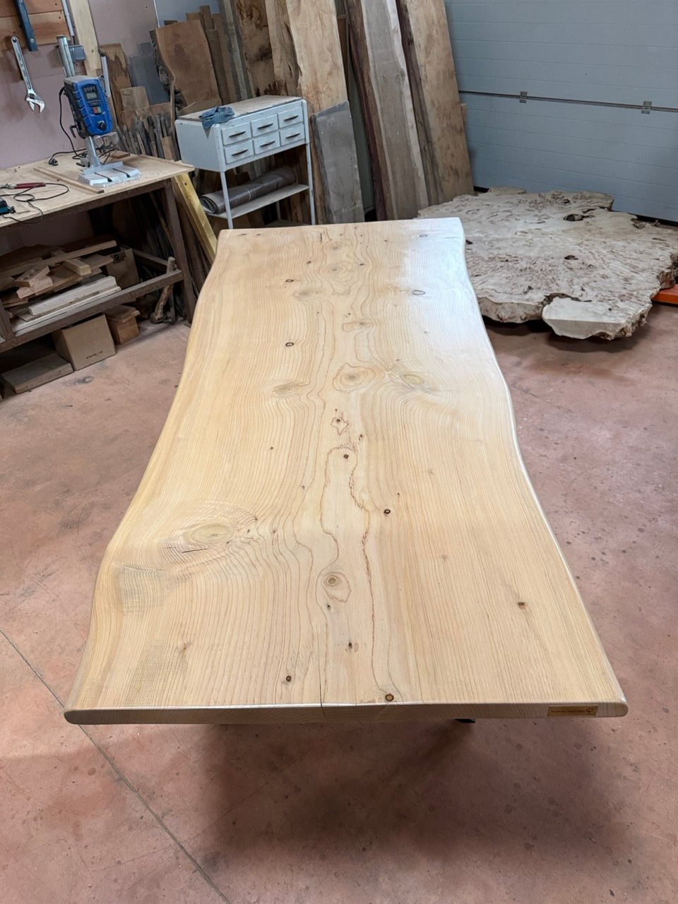 Table en bois monobloc avec bords naturels en cèdre