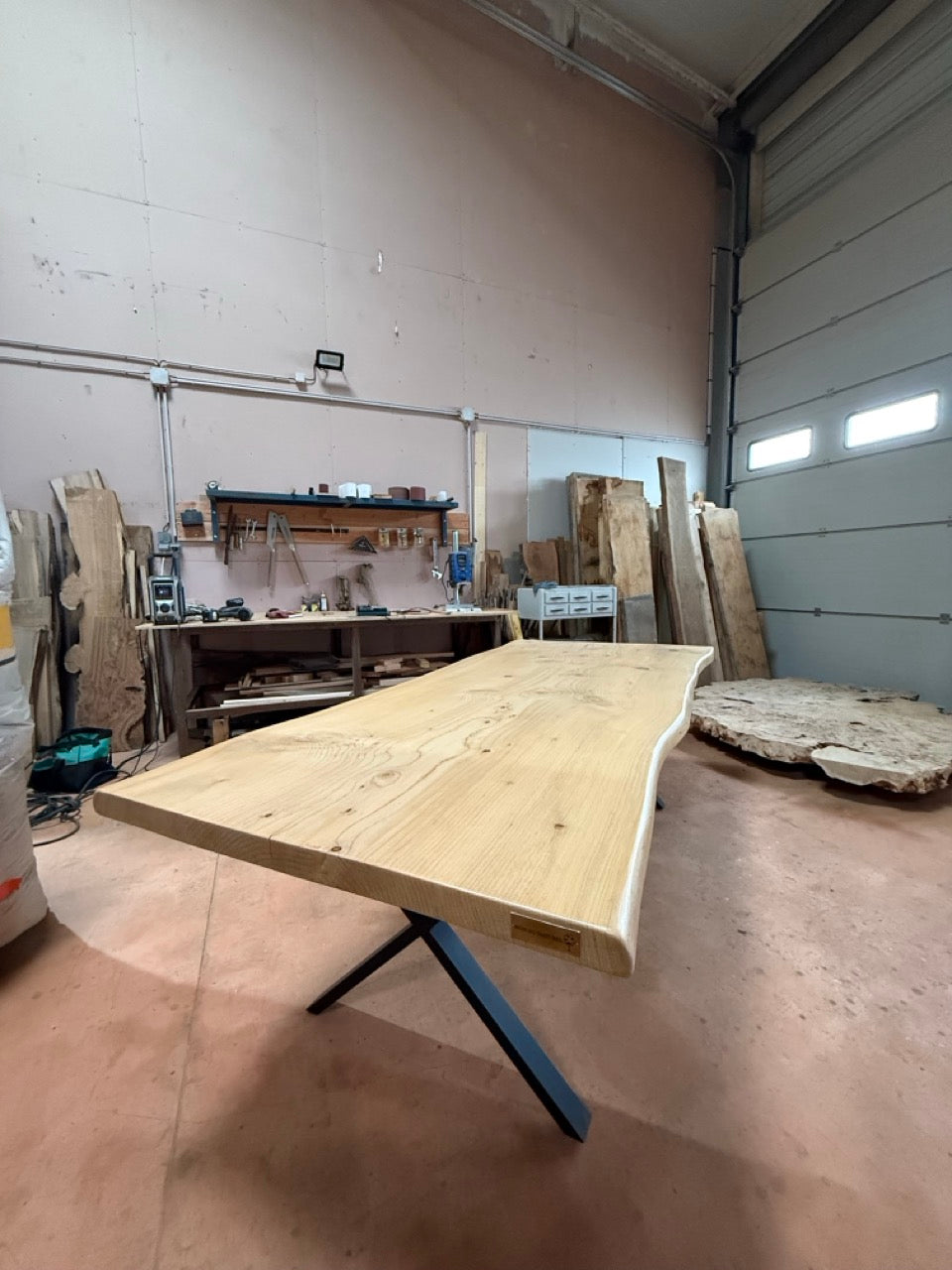 Table en bois monobloc avec bords naturels en cèdre