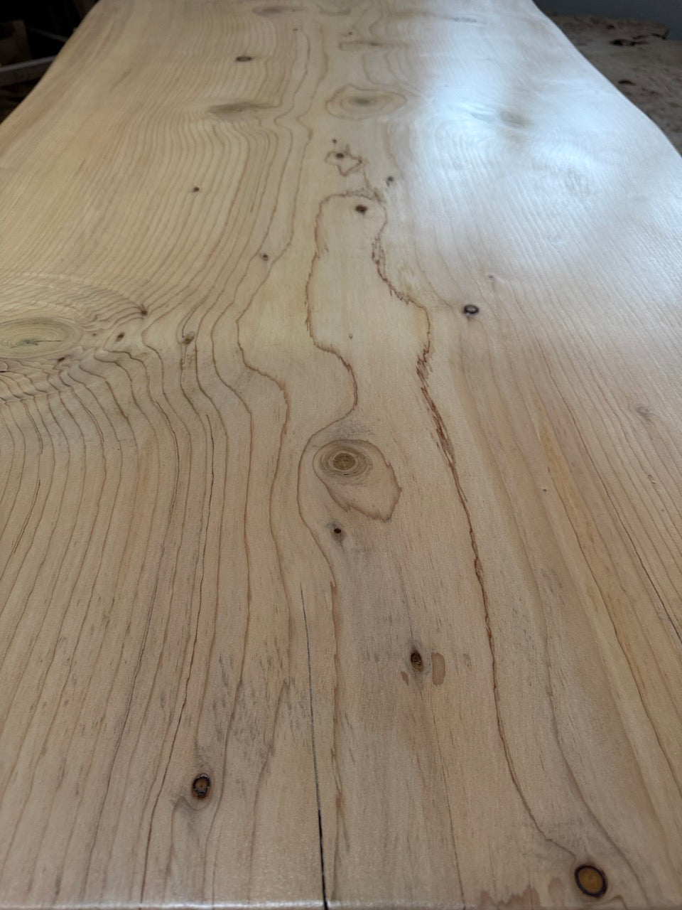 Table en bois monobloc avec bords naturels en cèdre