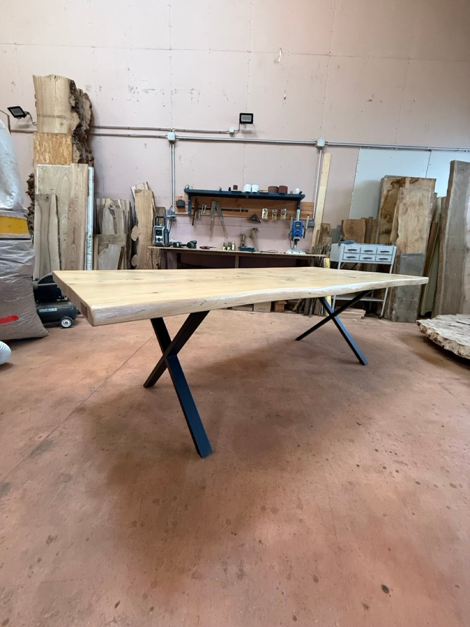 Table en bois monobloc avec bords naturels en cèdre