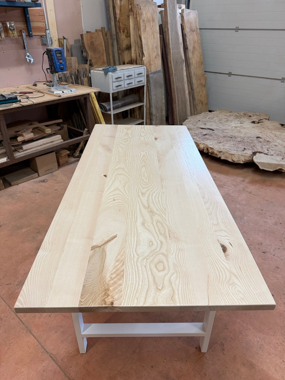 Table bois en frêne collée avec bords droit