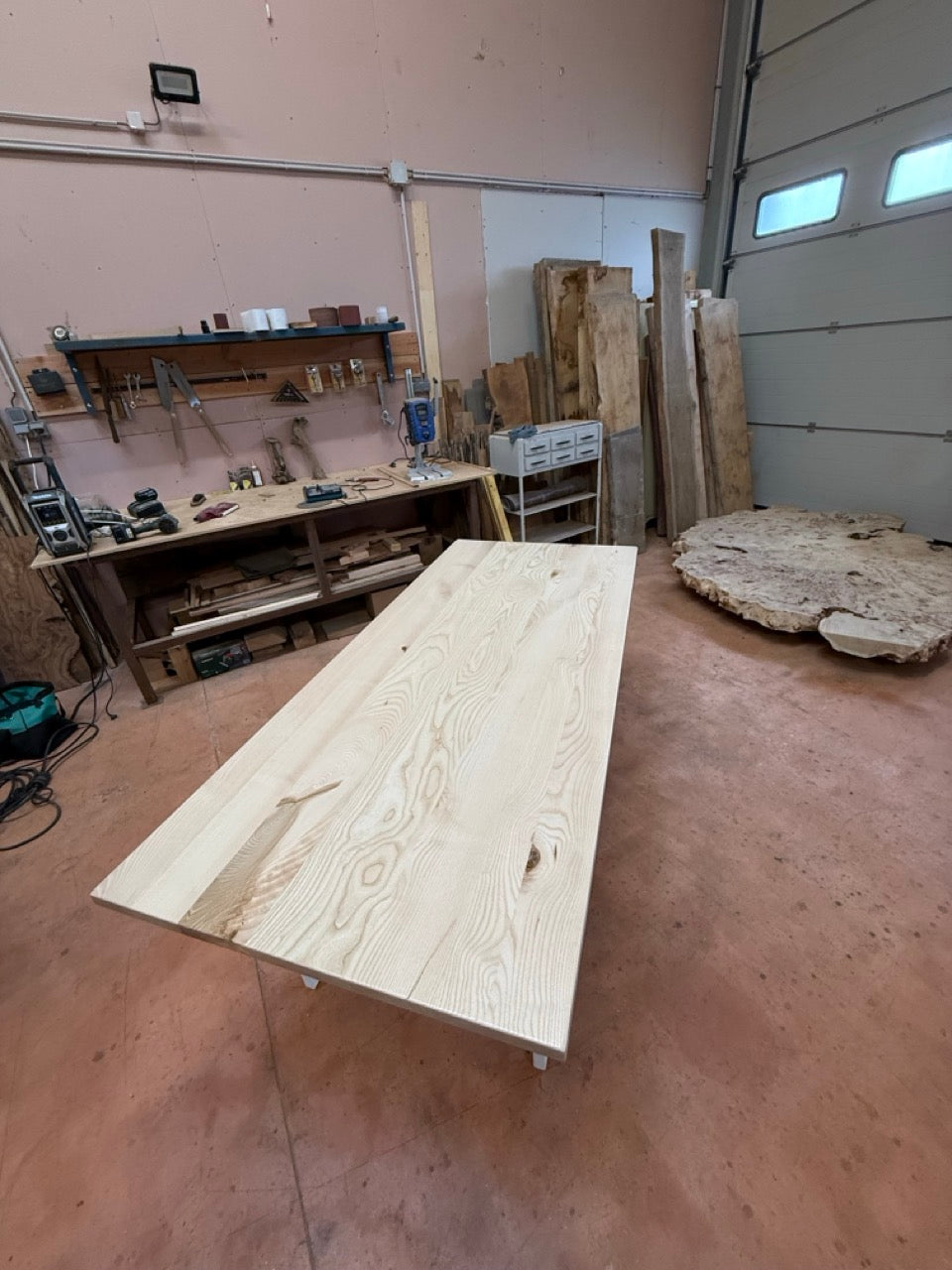 Table bois en frêne collée avec bords droit