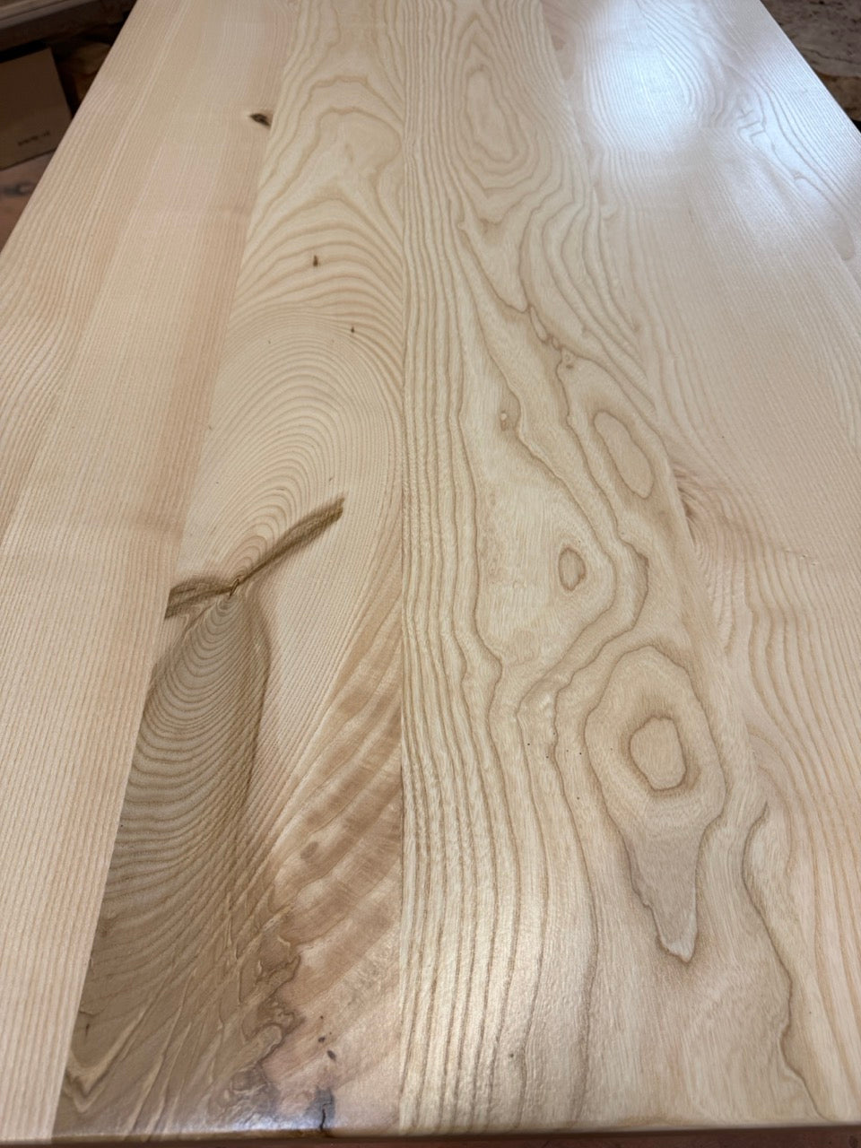 Table bois en frêne collée avec bords droit