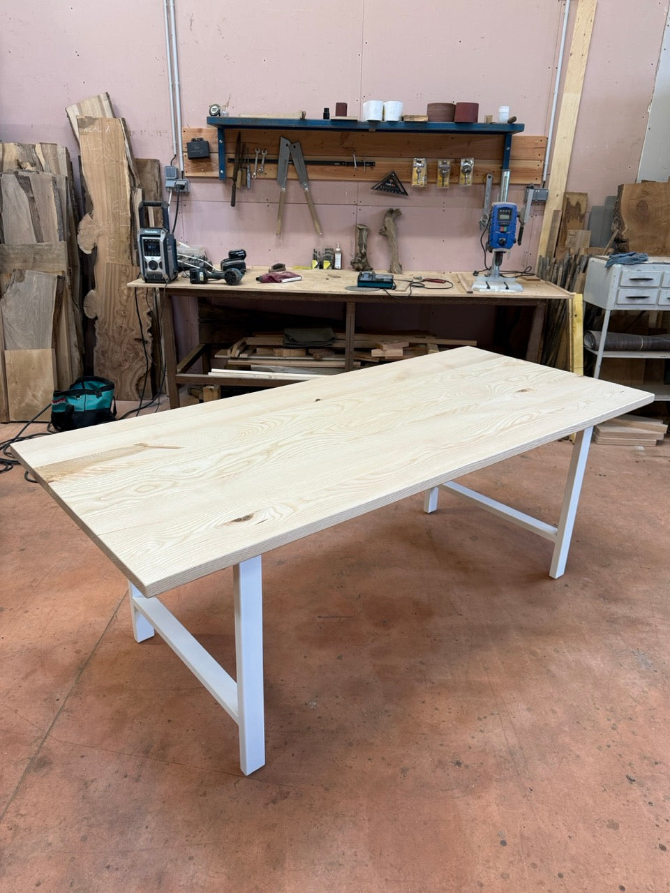 Table bois en frêne collée avec bords droit