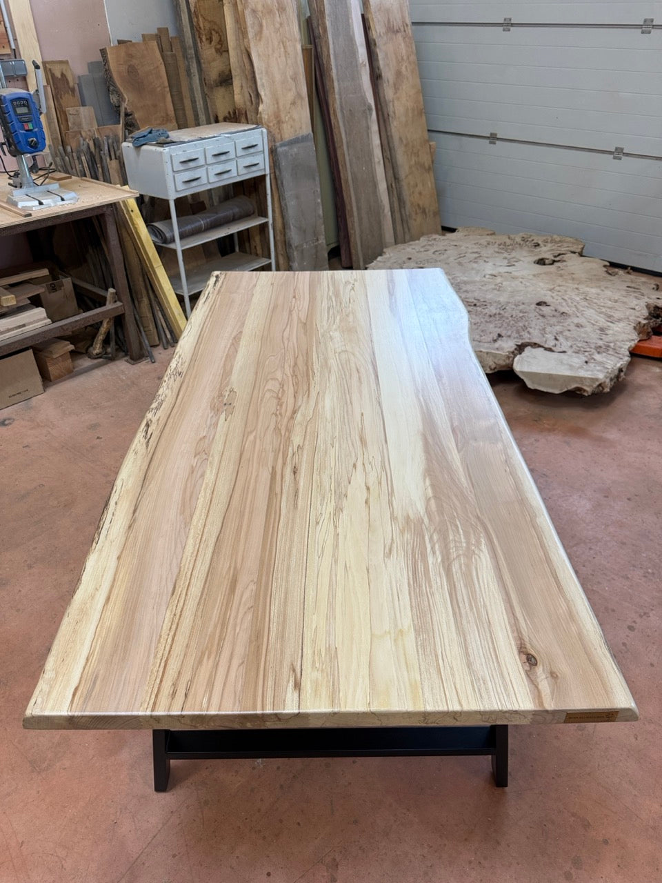 Table bois en hêtre échauffé collée avec bords naturel