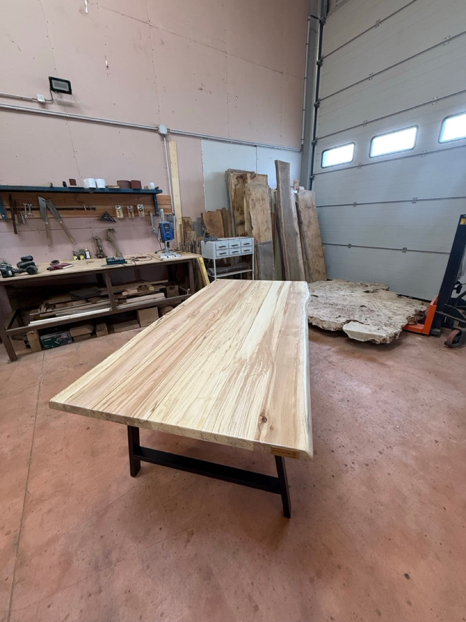 Table bois en hêtre échauffé collée avec bords naturel