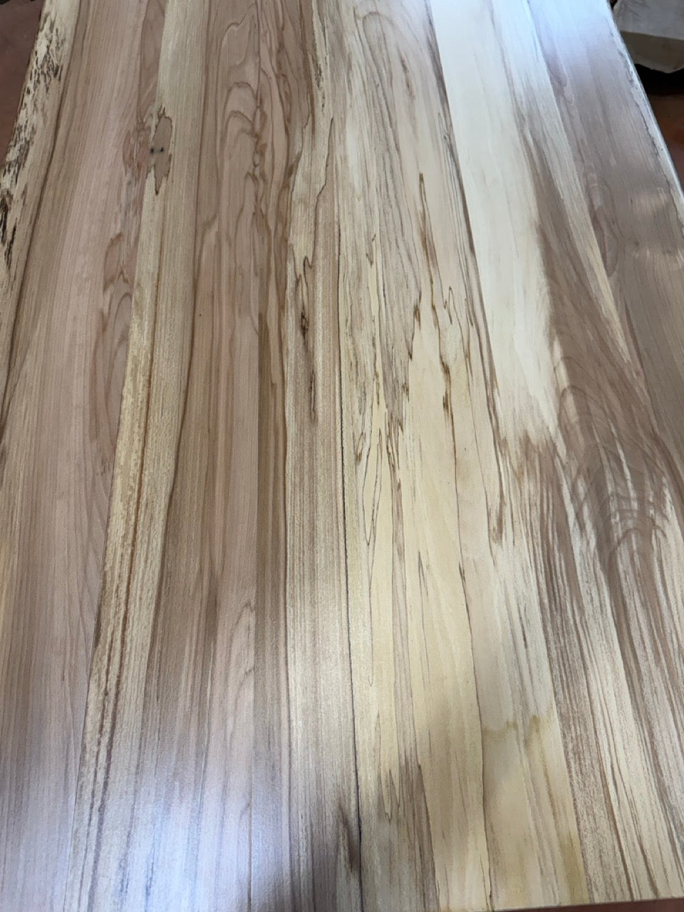 Table bois en hêtre échauffé collée avec bords naturel