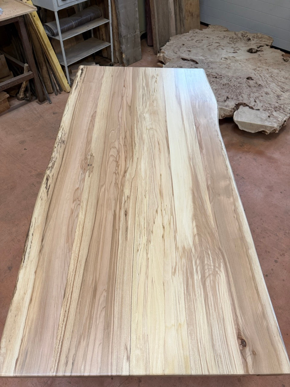 Table bois en hêtre échauffé collée avec bords naturel