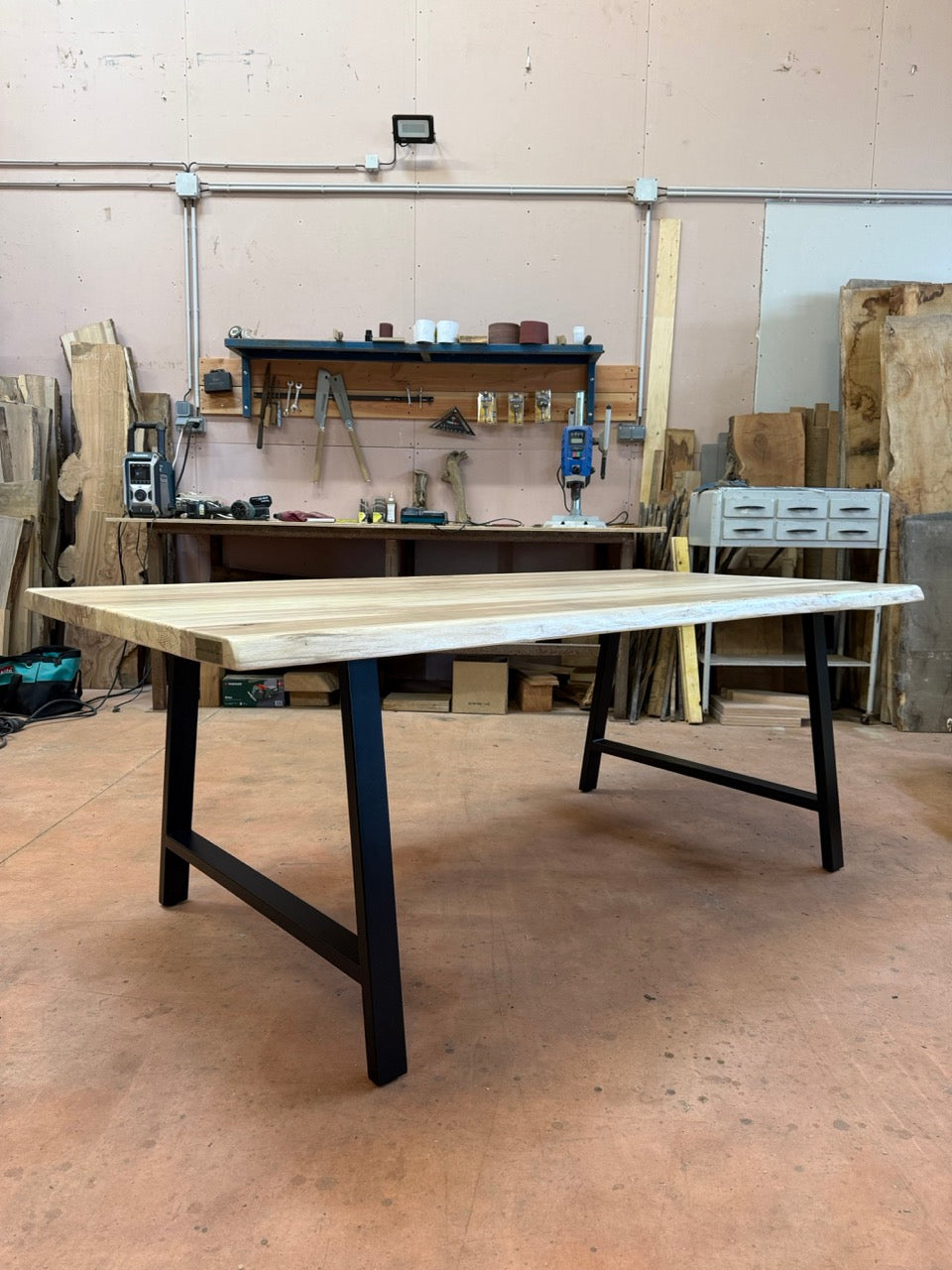 Table bois en hêtre échauffé collée avec bords naturel