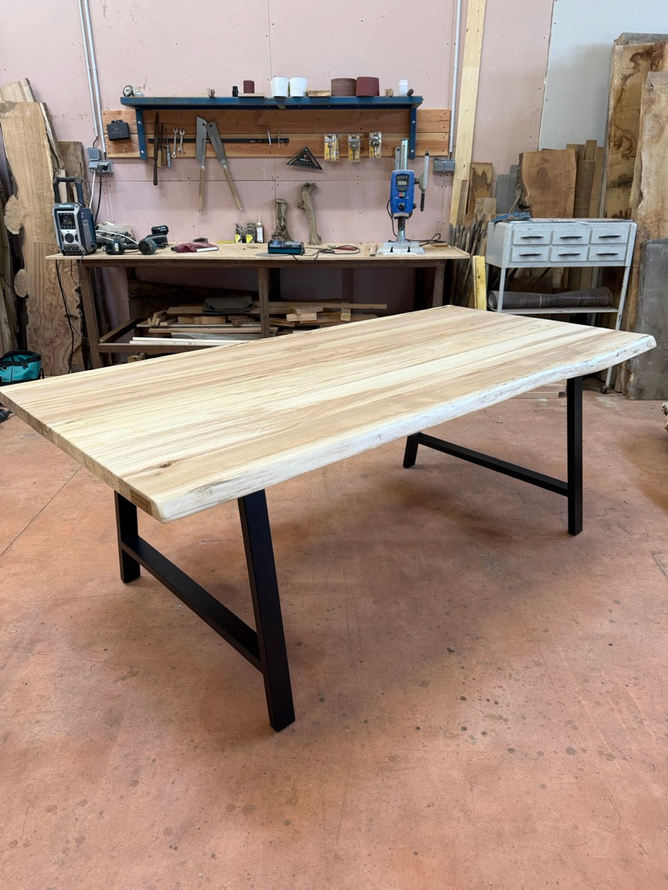 Table bois en hêtre échauffé collée avec bords naturel