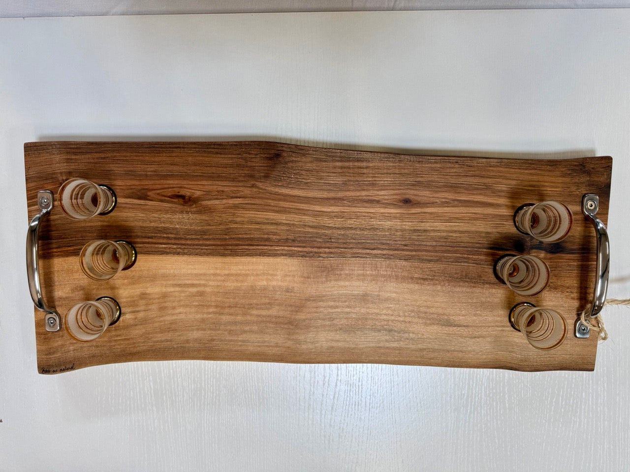 Plateau apéro en bois de noyer avec verres