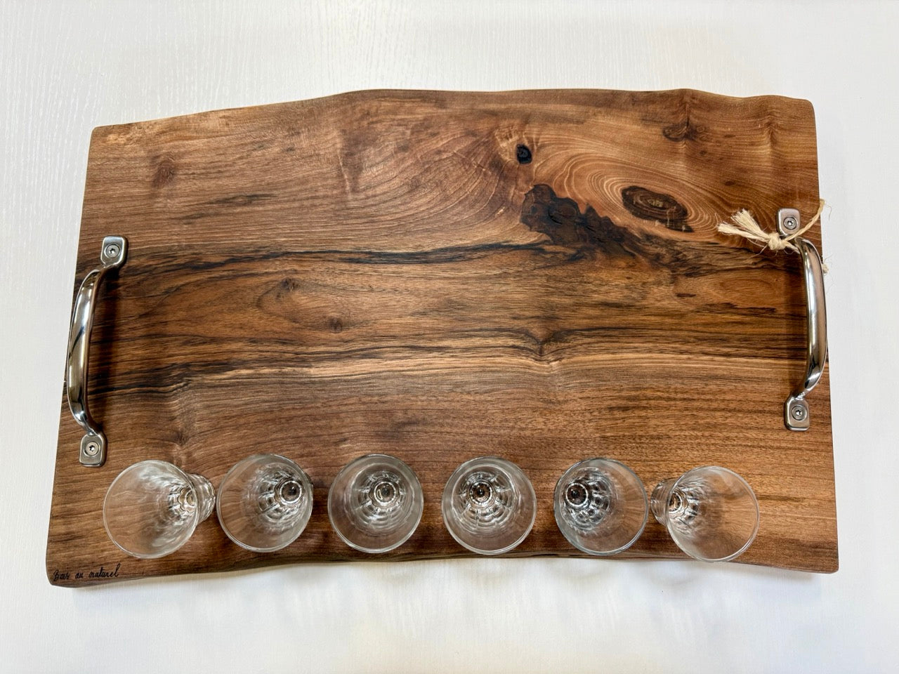 Plateau apéro en bois de noyer avec verres