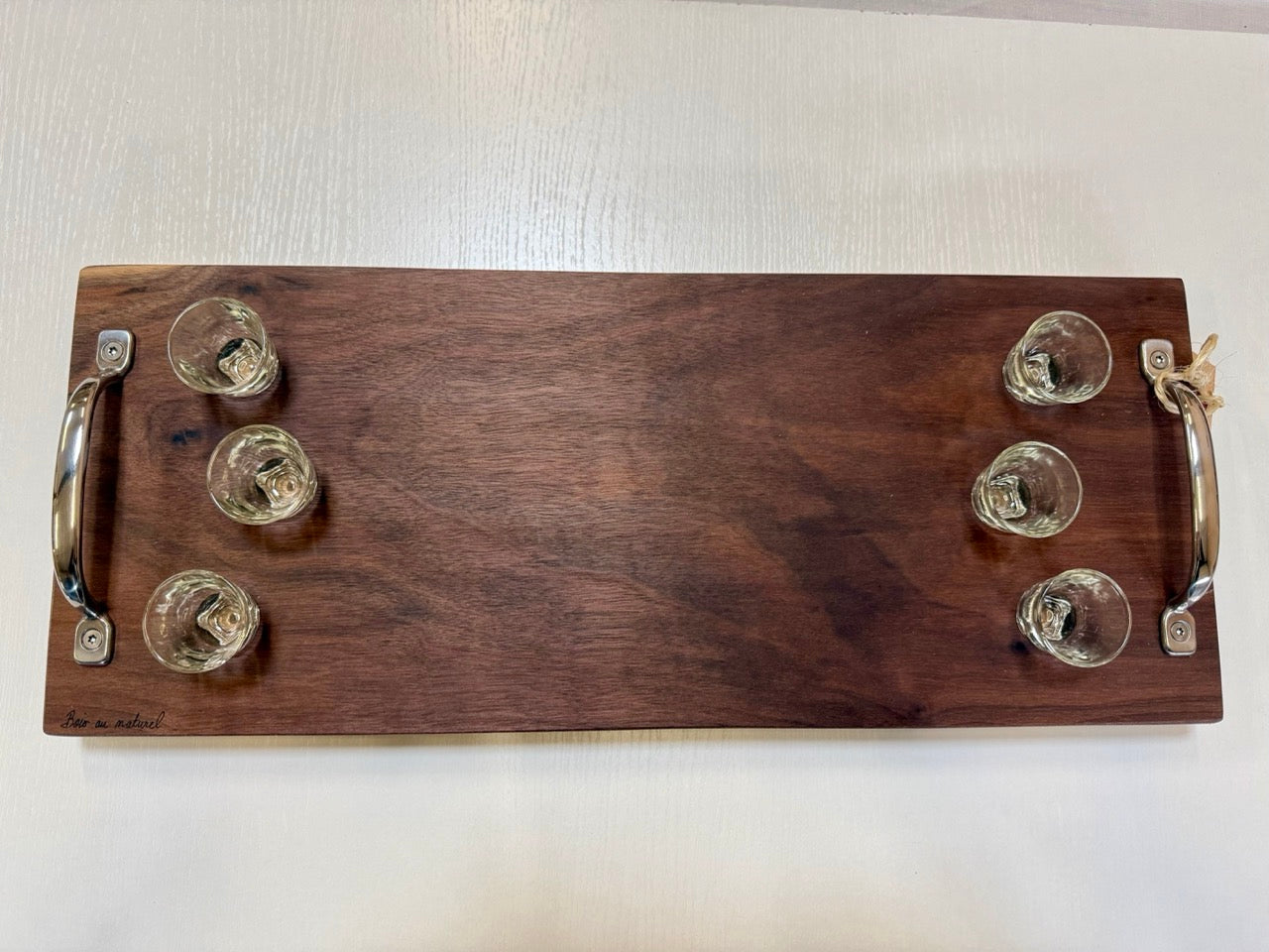 Planche apéro en bois de noyer américain avec verres